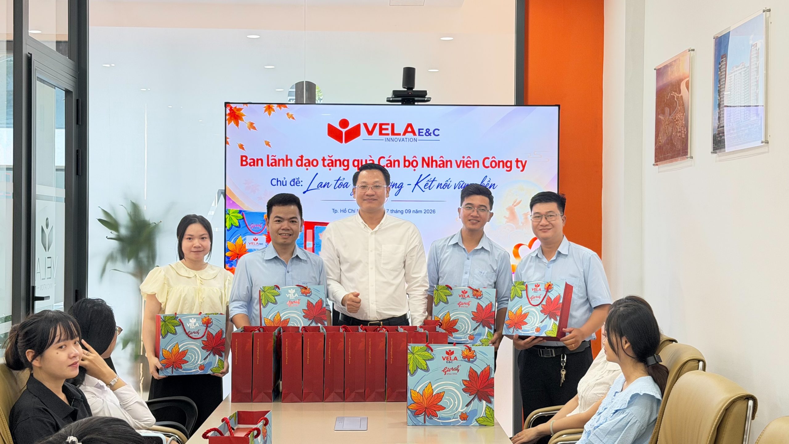 Ban lãnh đạo VELA E&C trao quà Trung thu cho cán bộ nhân viên tại văn phòng