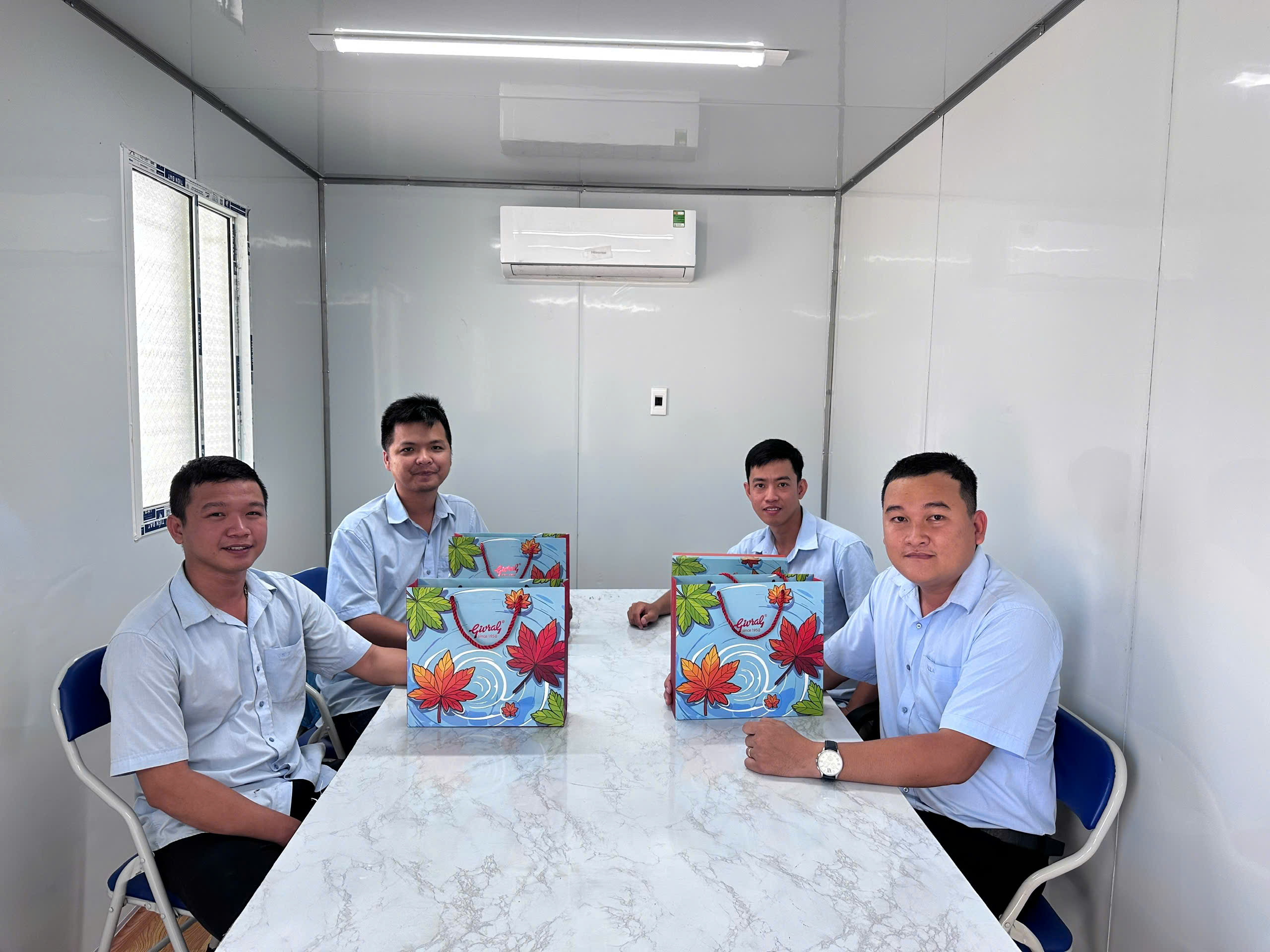Khoảnh khắc ấm áp mùa Trung thu tại văn phòng công trường