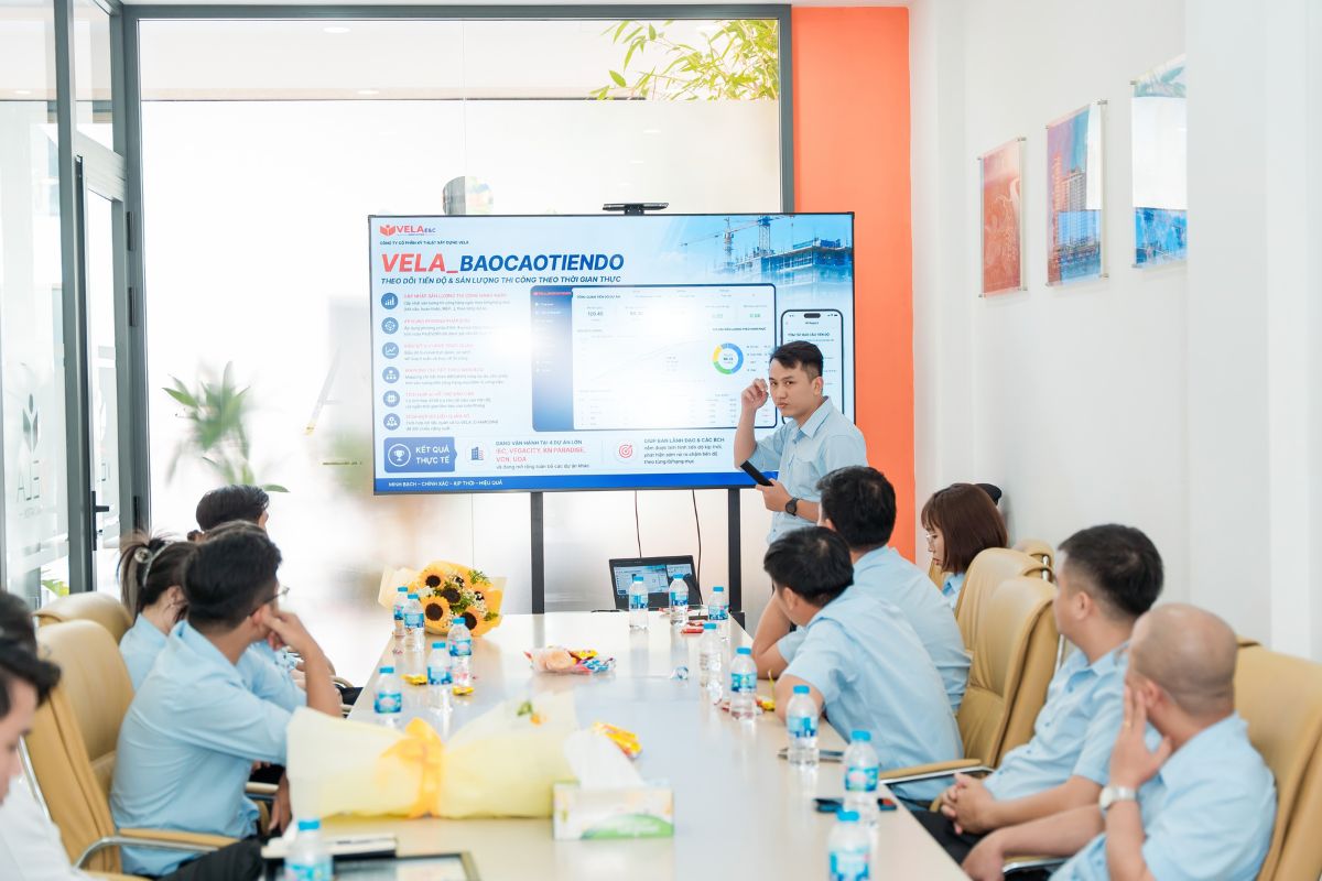 Ông Lê Trần Anh Toàn – Trưởng phòng Kỹ thuật Thi công trình bày về ứng dụng công nghệ và AI trong công tác quản lý tại VELA E&C.